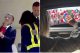 Foto kolase Brigitte Macron, sisi kiri menunjukkan ia tampak tidak senang dengan Presiden Macron di sampingnya di luar pesawat, sisi kanan menunjukkan ia melambaikan tangan dengan riang dari mobil kepada anak-anak dengan bendera Indonesia dan Prancis