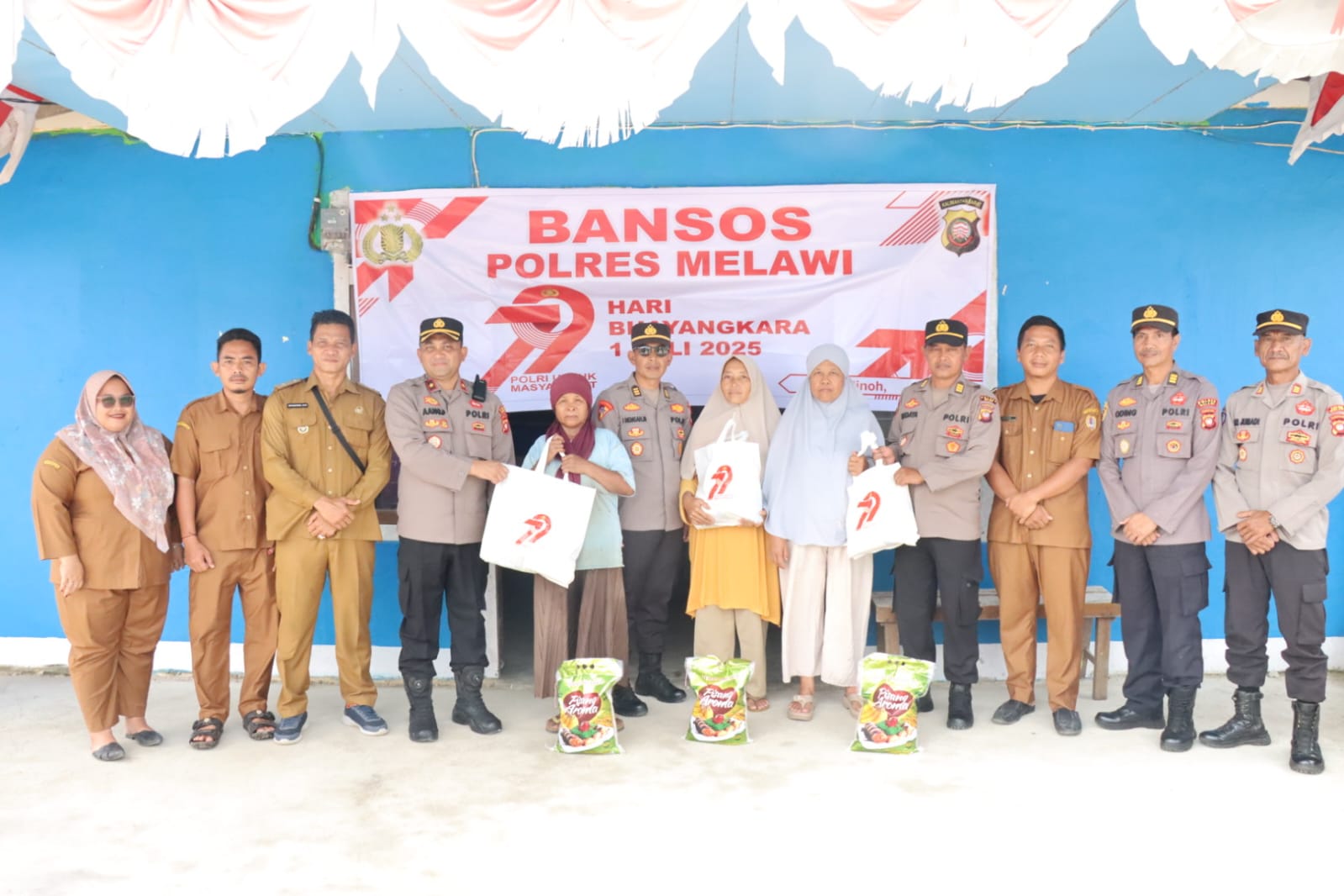 Polres Melawi bagikan 500 paket bansos untuk warga kurang mampu di Desa Tanjung Sari dalam rangka Hari Bhayangkara ke-79