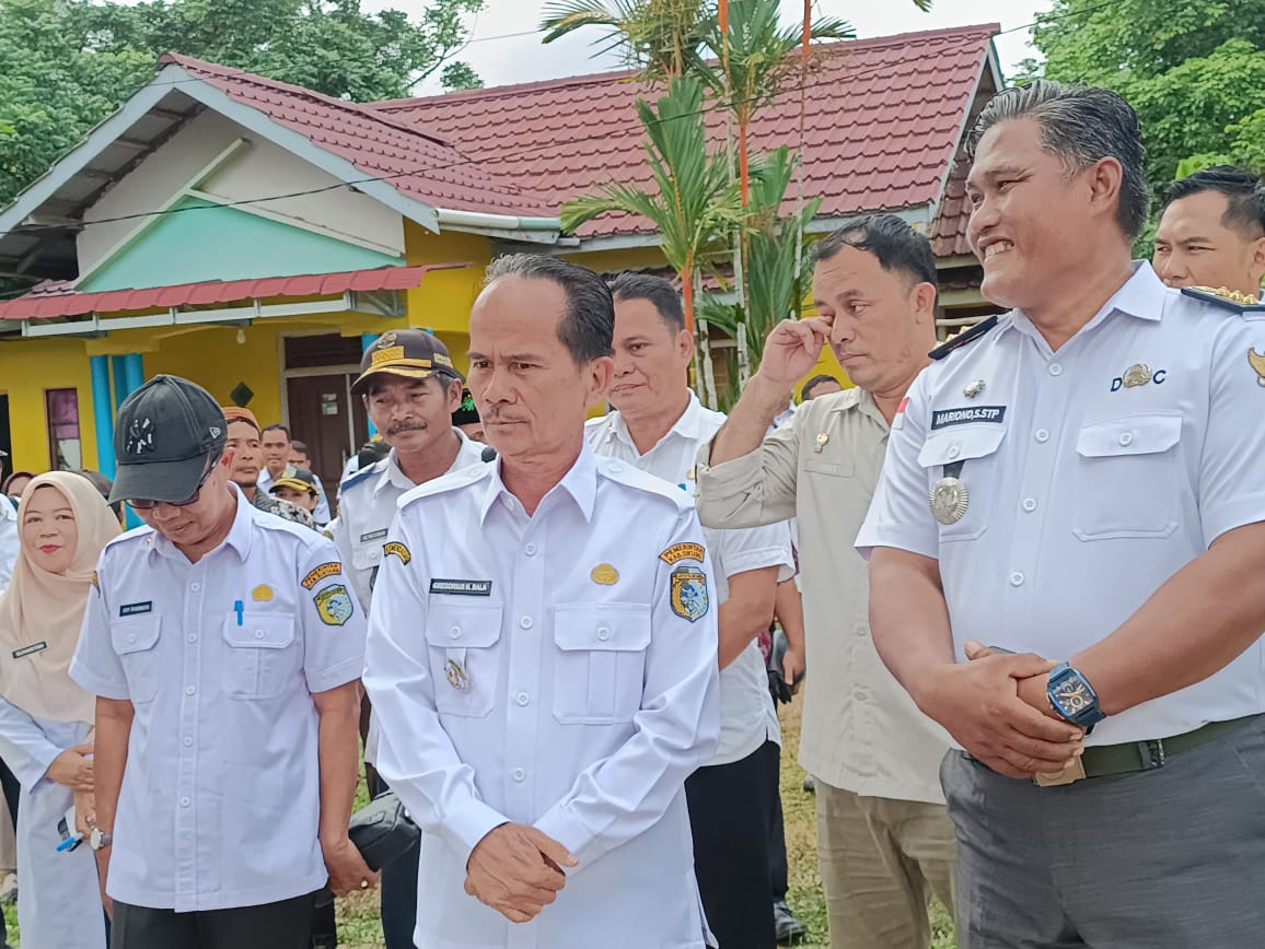 CU BIMA salurkan bantuan CSR untuk SDN 23 Balai Harapan berupa makanan tambahan, bantuan siswa kurang mampu, insentif guru, dan fasilitas pendidikan. Bupati Sintang harap jadi inspirasi.