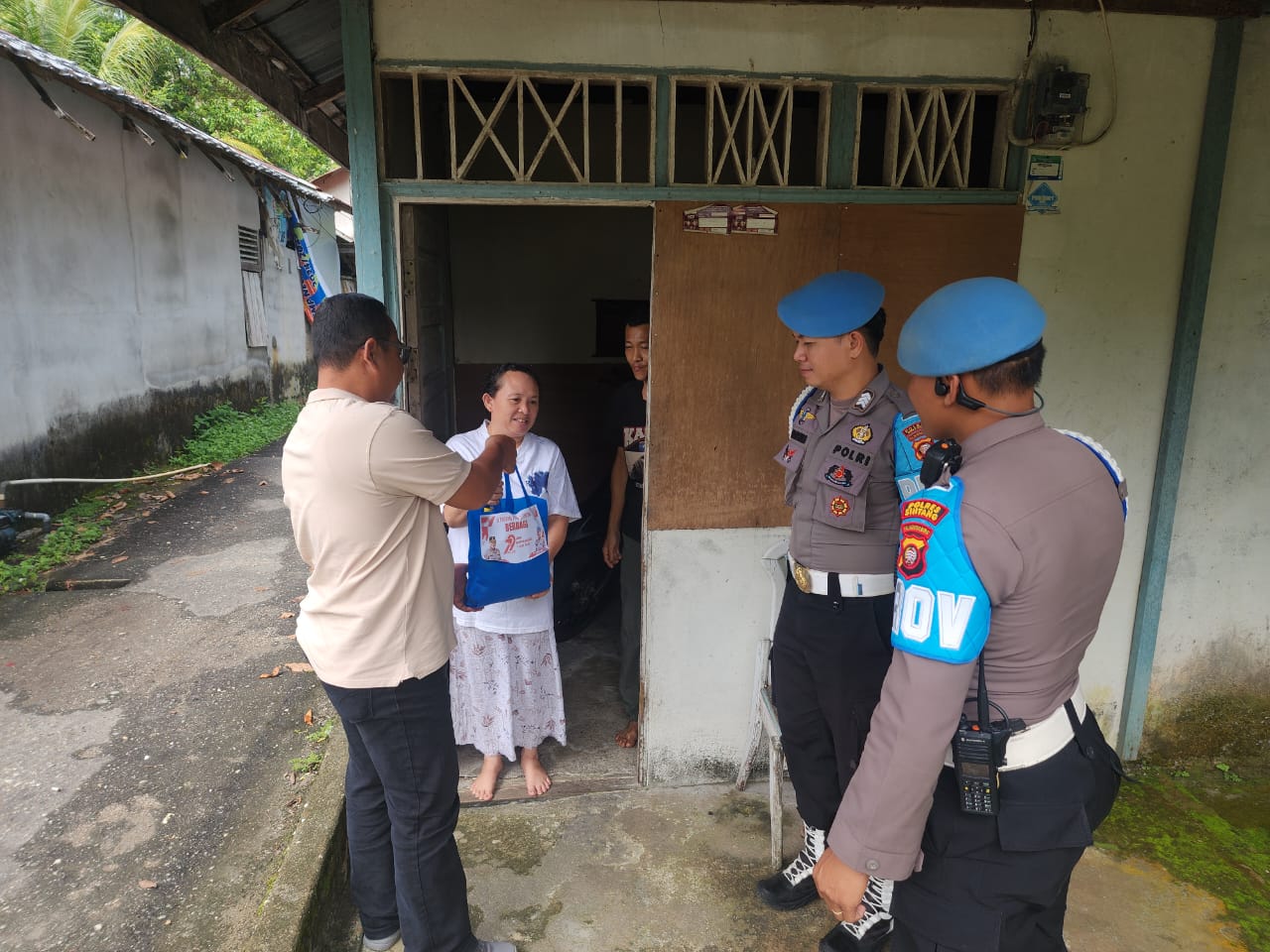 Polres Sintang melalui program Propam Berbagi menyalurkan bantuan sosial jelang HUT Bhayangkara ke-79