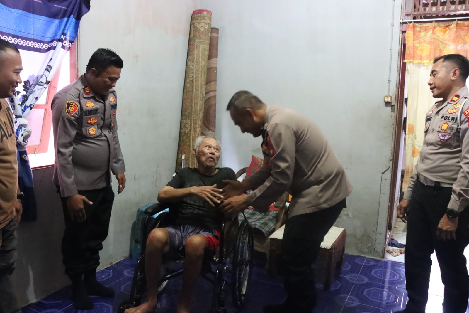 Kapolres Melawi Serahkan Kursi Roda, Warga Terharu dan Ucapkan Terima Kasih