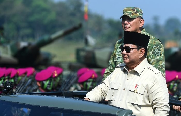 Momen Saat Panglima TNI Dampingi Presiden Prabowo di Gelar Pasukan, Ada 124 Alutsista yang Dikerahkan
