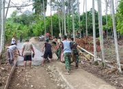 Anggota Satgas TMMD Kodim 0108 Agara Bersama Warga Kebut Pekerjaan Jalan Desa Rikit Bur