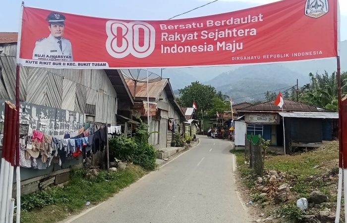 Warga Bersama Anggota Satgas Kodim 0108 Agara Bergotong Royong Jelang Penutupan TMMD