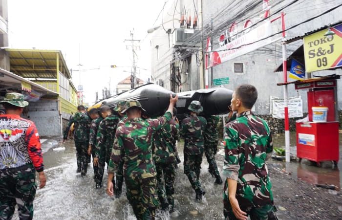 TNI Evakuasi Cepat Korban Banjir Denpasar, Kodam IX/Udayana Kerahkan 400 Prajurit