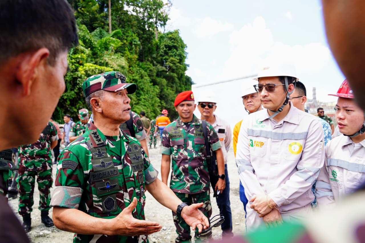 Kasum TNI Letjen Richard Tampubolon bersama Satgas PKH meninjau lokasi penertiban hutan dan memberi arahan kepada pihak perusahaan tambang.