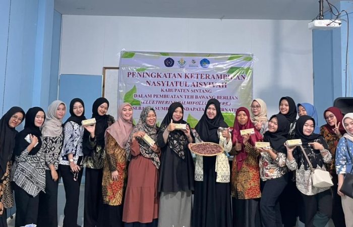 Pelatihan Peningkatan Keterampilan Nasyiatul Aisyiyah Kabupaten Sintang Dalam Pembuatan Teh bawang Berlian Sebagai Sumber Pendapatan Alternatif oleh Dosen Prodi Manajemen K.Sintang, Sukses di gelar