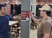 Polres Agara Datangi Warkop Pasang Stiker Himbauan Larangan Judi Online