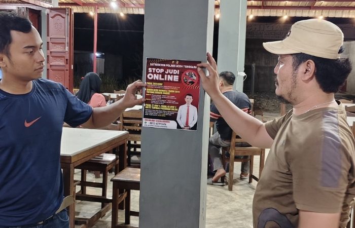 Polres Agara Datangi Warkop Pasang Stiker Himbauan Larangan Judi Online