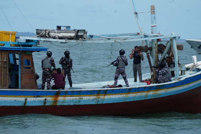 Mengulas Latihan Kolaborasi Laut–Udara TNI dalam Penangkapan Dua Kapal Pembawa Pasir Timah Ilegal