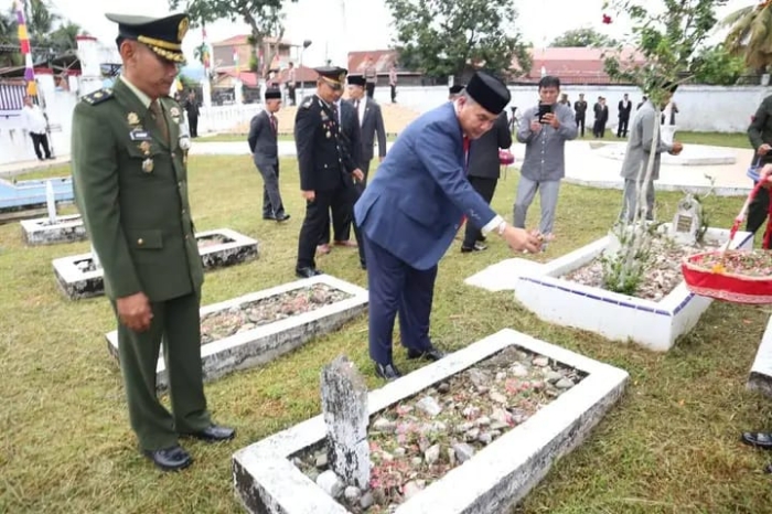 Bupati Agara Ziarah ke Taman Makam Pahlawan