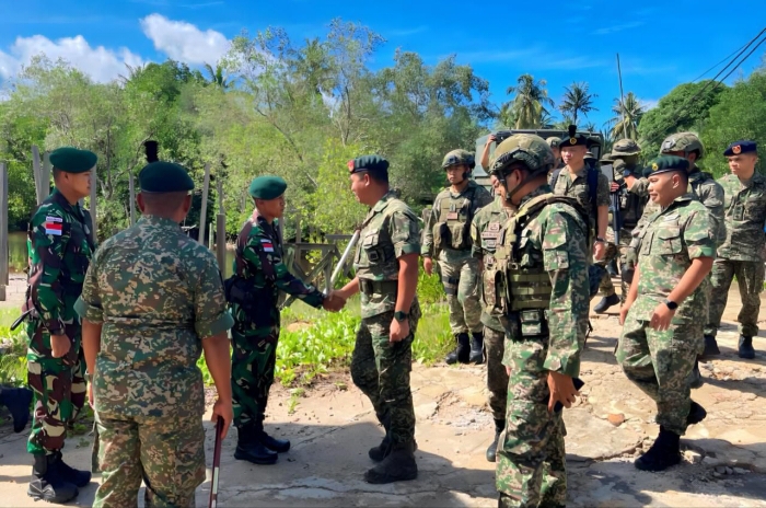 Momen Saat Panglima 1 Division TDM Kunjungan ke Pos Gabma Temajuk Satgas Pamtas RI–Malaysia Yonarhanud 1 Kostrad