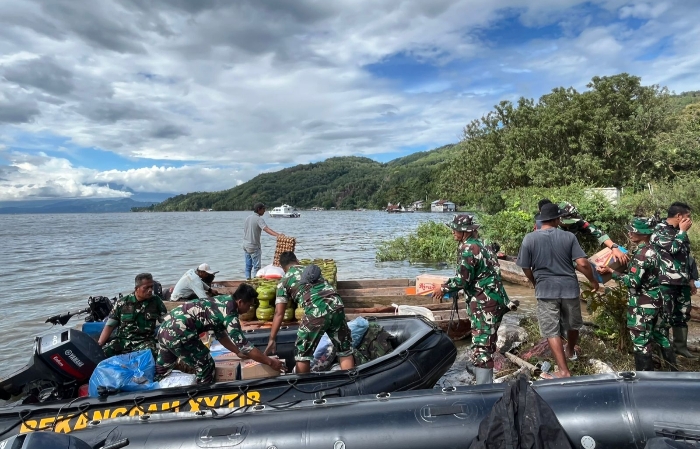 TNI salurkan bantuan di daerah terisolir