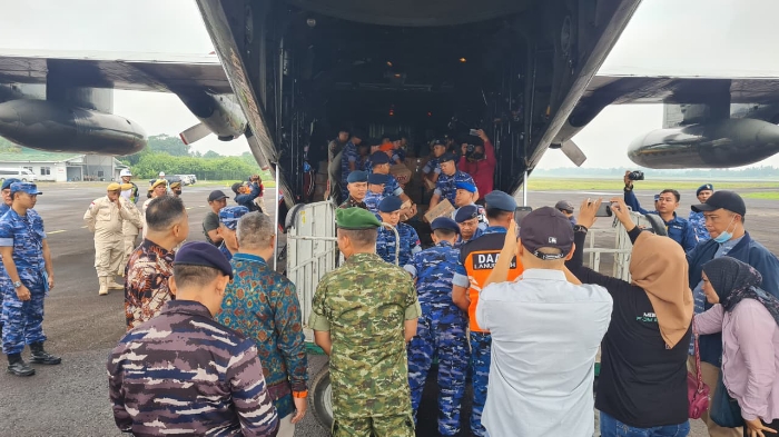 Hercules C-130 Lanud SMH angkut 14 ton bantuan untuk korban bencana di Aceh, Sumut, dan Sumbar. Sumber: Puspen TNI.