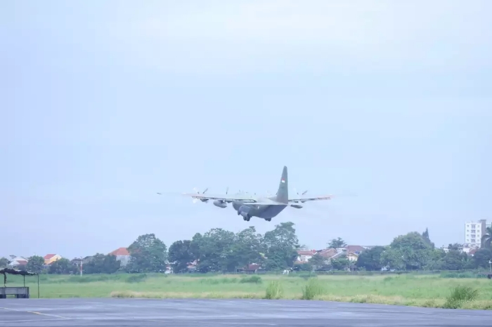 Pesawat TNI AU Hercules distribusikan 3.000 kg bantuan sosial dari Lanud Husein Sastranegara