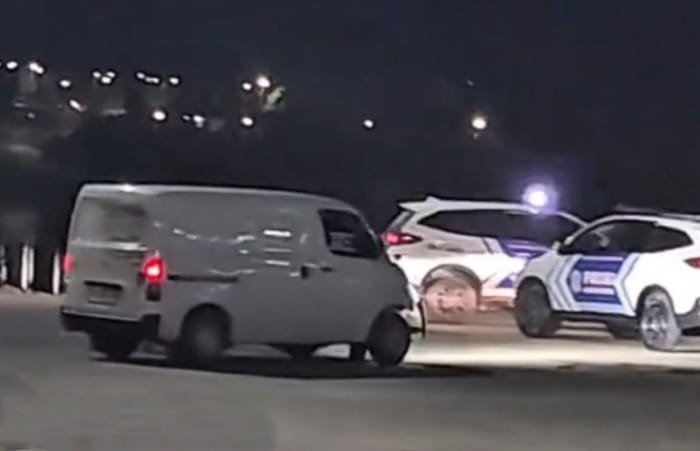 Kejar-kejaran polisi dan mobil Grand Max di Paser