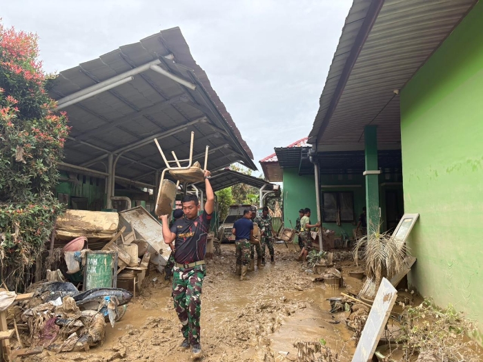 TNI Kerahkan Personel Bersihkan Puskesmas Terdampak Banjir di Aceh Tamiang