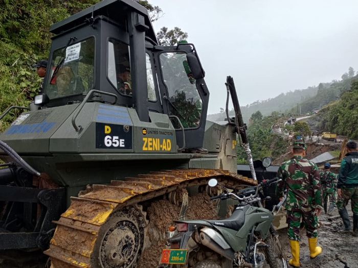Sinergi TNI Kementerian PU Pulihkan Akses Jalan Simpang KKA–Bener Meriah Pascabencana