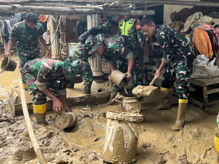 TNI membantu membersihkan rumah lansia terdampak banjir di Kabupaten Pidie