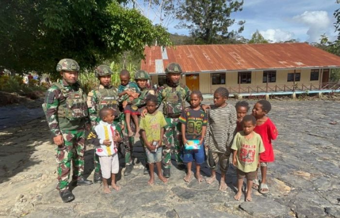 Satgas Yonif 521/DY Gelar Pelayanan Kesehatan Gratis Sambut Natal 2025 di Distrik Kelila