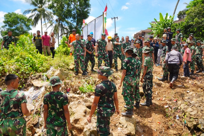 TNI Bangun Jembatan Gantung 80 Meter untuk Percepat Mobilitas Warga Sukabumi