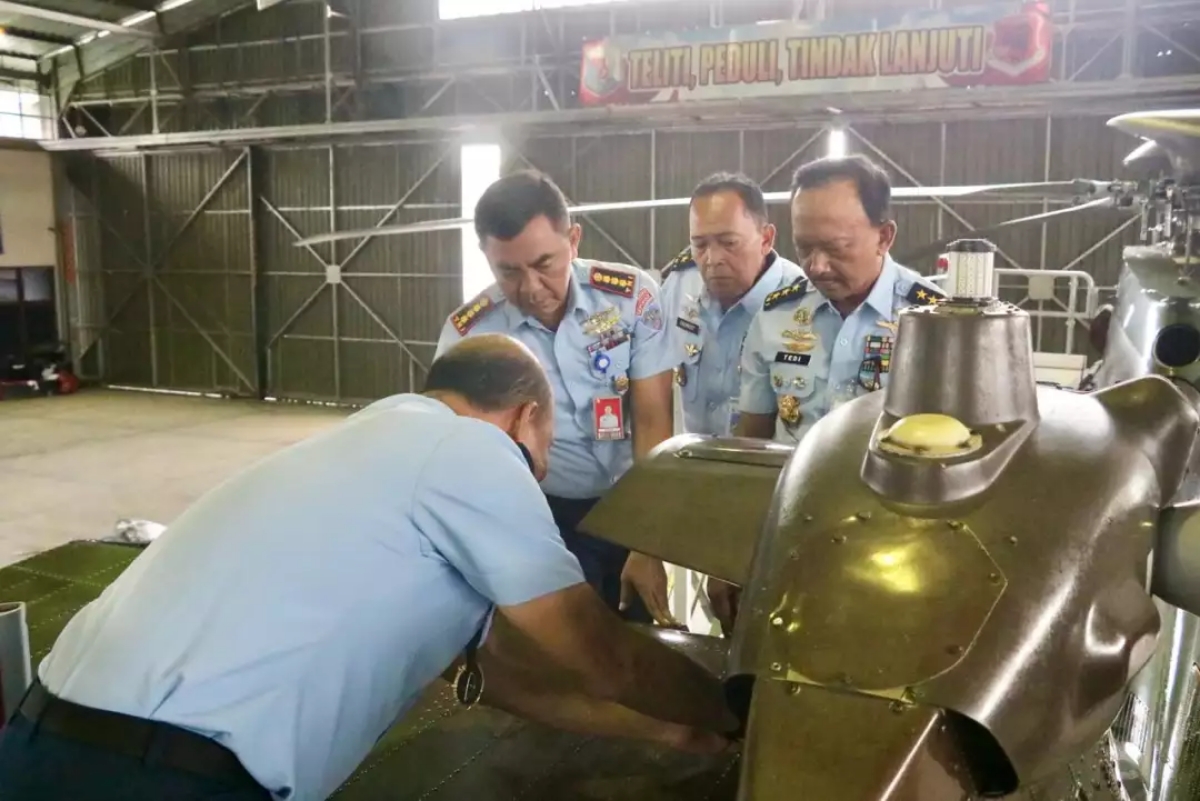 Simak strategi TNI AU dalam menjaga kesiapan operasional Helikopter H225M Caracal. Melansir tni-au.mil.id, Wakasau tinjau langsung pemeliharaan alpalhankam di Skatek 024