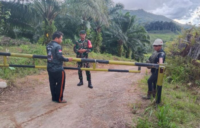 Babinsa Puring Kencana Ingatkan Warga Waspada Bekerja di Wilayah Rawan Longsor