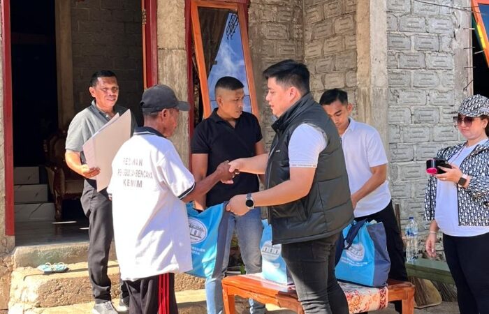 Anggota Koramil1310-02/ Lembeh Dampingi Penyaluran Bantuan Sembako Dari Wakil Presiden RI