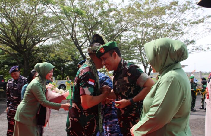 DANREM 121/ABW BESERTA KETUA PERSIT KCK KOORCAB REM 121 HADIRI PENYAMBUTAN PANGDAM XII/TANJUNGPURA