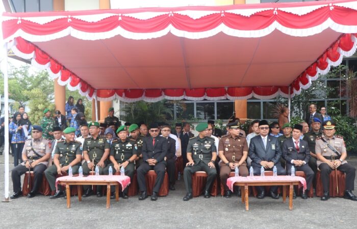Kasiintel Kasrem 121/Abw Hadiri Upacara HUT ke-69 Pemprov Kalbar di Sintang