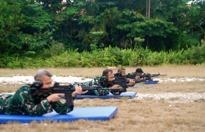 Korem 121/Abw Uji Ketangguhan Komandan Lewat Samapta dan Latihan Menembak di Sintang