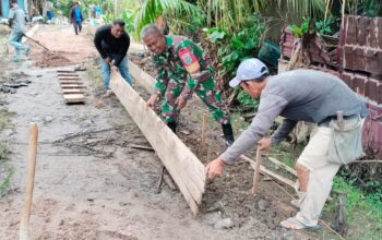 Babinsa Desa Dalam Kaum dan Warga Gotong Royong Pasang Mal Pengecoran Jalan Gang di Sambas