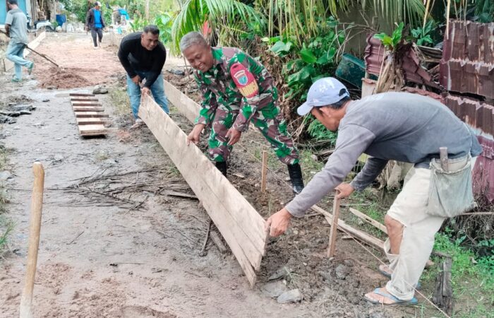 Babinsa Desa Dalam Kaum dan Warga Gotong Royong Pasang Mal Pengecoran Jalan Gang di Sambas