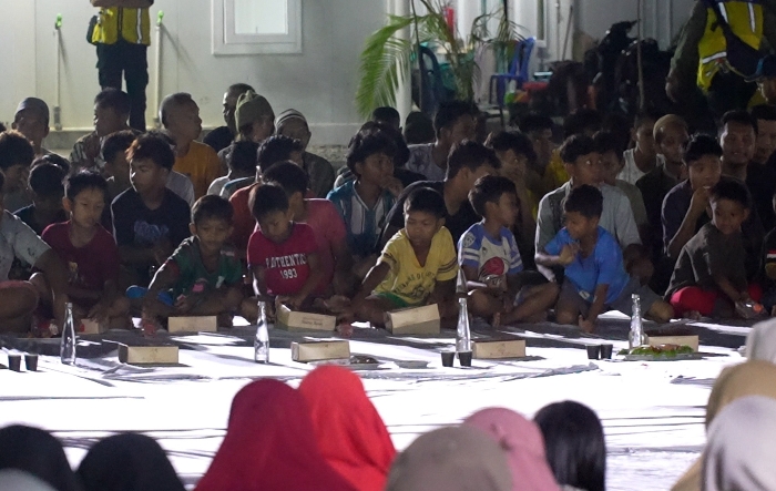 Menteri PU Dody Hanggodo santap sahur bareng warga Huntara II Aceh Tamiang