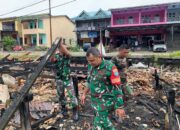 Koramil 1206-06/Putussibau Utara Gotong Royong Bersihkan Puing Kebakaran Pasar Pagi