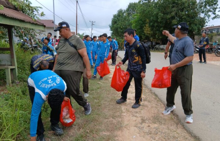 Jumat Bersih di Silat Hilir, Koramil 1206-11 Bersama Forkopincam dan Warga Bersihkan Lingkungan Desa Miau Merah