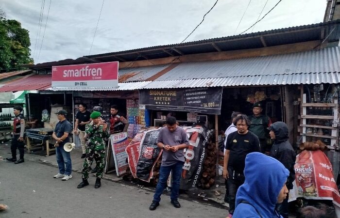 Kembalikan Fungsi Jalan dan Trotoar, Aparat Gabungan TNI, Polri dan Satpol PP Tertibkan Pasar Girian
