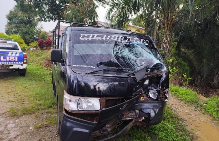 Laka Lantas di Desa Peniti Sekadau, Polisi Gerak Cepat Tangani TKP dan Evakuasi Korban