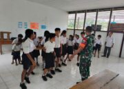 Babinsa Embaloh Hulu Tanamkan Disiplin dan Nasionalisme kepada Siswa SMPN 1 Embaloh Hulu Lewat Wasbang dan PBB