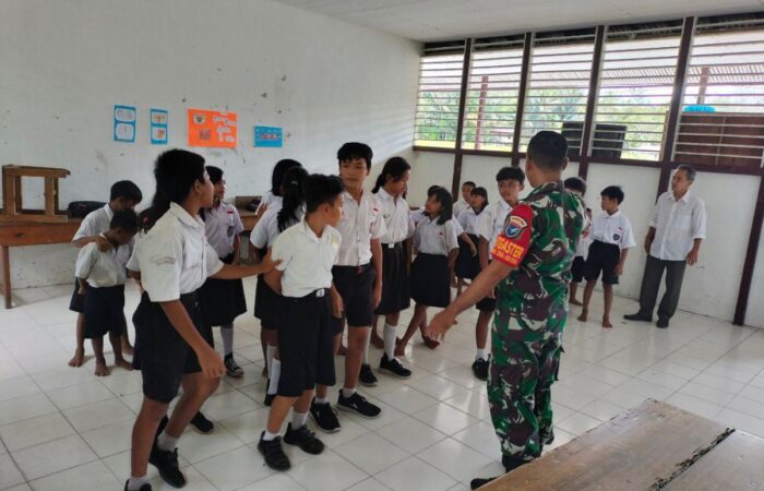 Babinsa Embaloh Hulu Tanamkan Disiplin dan Nasionalisme kepada Siswa SMPN 1 Embaloh Hulu Lewat Wasbang dan PBB