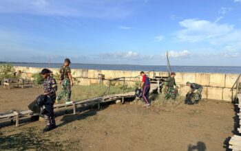 Sinergi Koramil 05/Pemangkat, TNI AL, Pemdes dan Pol Airud Bersihkan Pantai Sinam Sambas