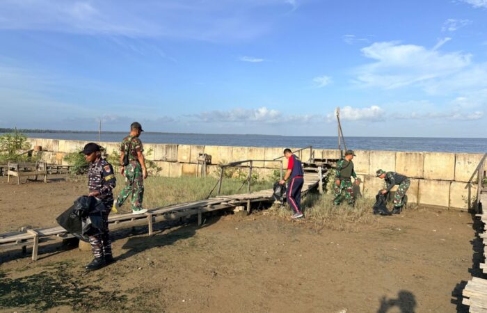 Sinergi Koramil 05/Pemangkat, TNI AL, Pemdes dan Pol Airud Bersihkan Pantai Sinam Sambas