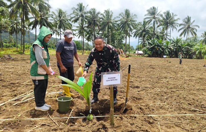 Dukung Program Hilirisasi Perkebunan, Dandim 1310/Bitung Ikut Tanam Kelapa di Minahasa Utara