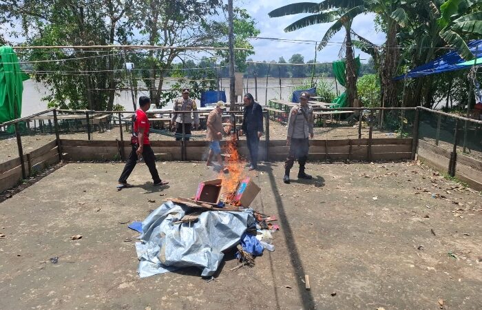 Berantas Judi di Bulan Ramadhan, Polsek Sepauk Bakar Arena Sabung Ayam di Desa Sungai Raya