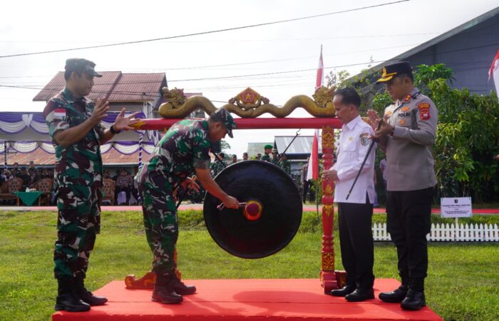 Pangdam XII/Tanjungpura di dampingi Danrem 121 Abw Tutup TMMD ke-127 di Sintang , Infrastruktur Desa dan Bansos Jadi Prioritas
