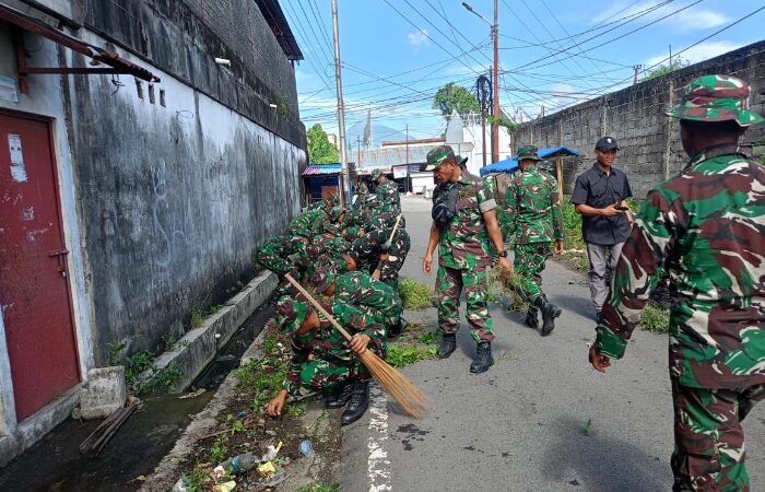 Wujudkan Lingkungan Sehat, Prajurit Kodim 1310/ Bitung Dan Prajurit Yon TP 916/ Bara Sakti Serta Warga Bitung Gelar Karya Bakti Bersih Lingkungan Di Komplek Kanopi