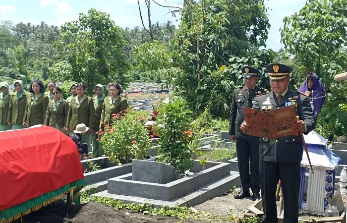Dandim 1310/Bitung Pimpin Upacara Pemakaman Militer Sertu Muhamad Yunus Uno di TPU Waleleng