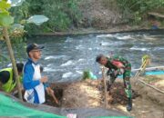 Wujud Bakti TNI, Babinsa Kodim 1310-06/Bitung Kebut Bangun Jembatan Perintis Garuda di Rap-Rap Airmadidi