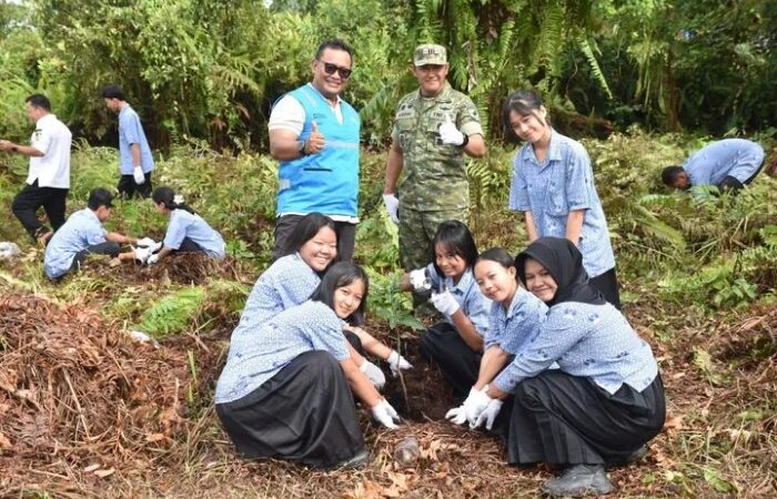 Anggota DPRD Sintang Senen Maryono Apresiasi Pelibatan Pelajar dalam Penanaman Pohon Hari Bumi 2026