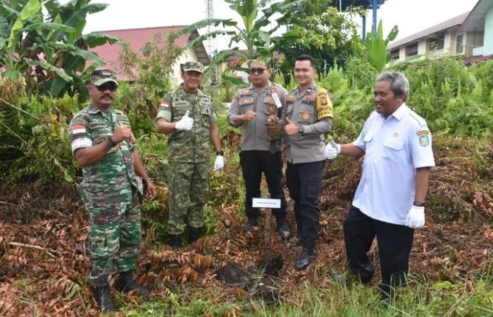 Danramil Sintang Hadiri Penanaman Pohon Hari Bumi 2026, Dorong Kesadaran Lingkungan Sejak Dini